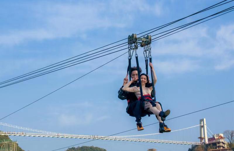 这个七夕,多对情侣在广东英德宝晶宫以蹦极示爱