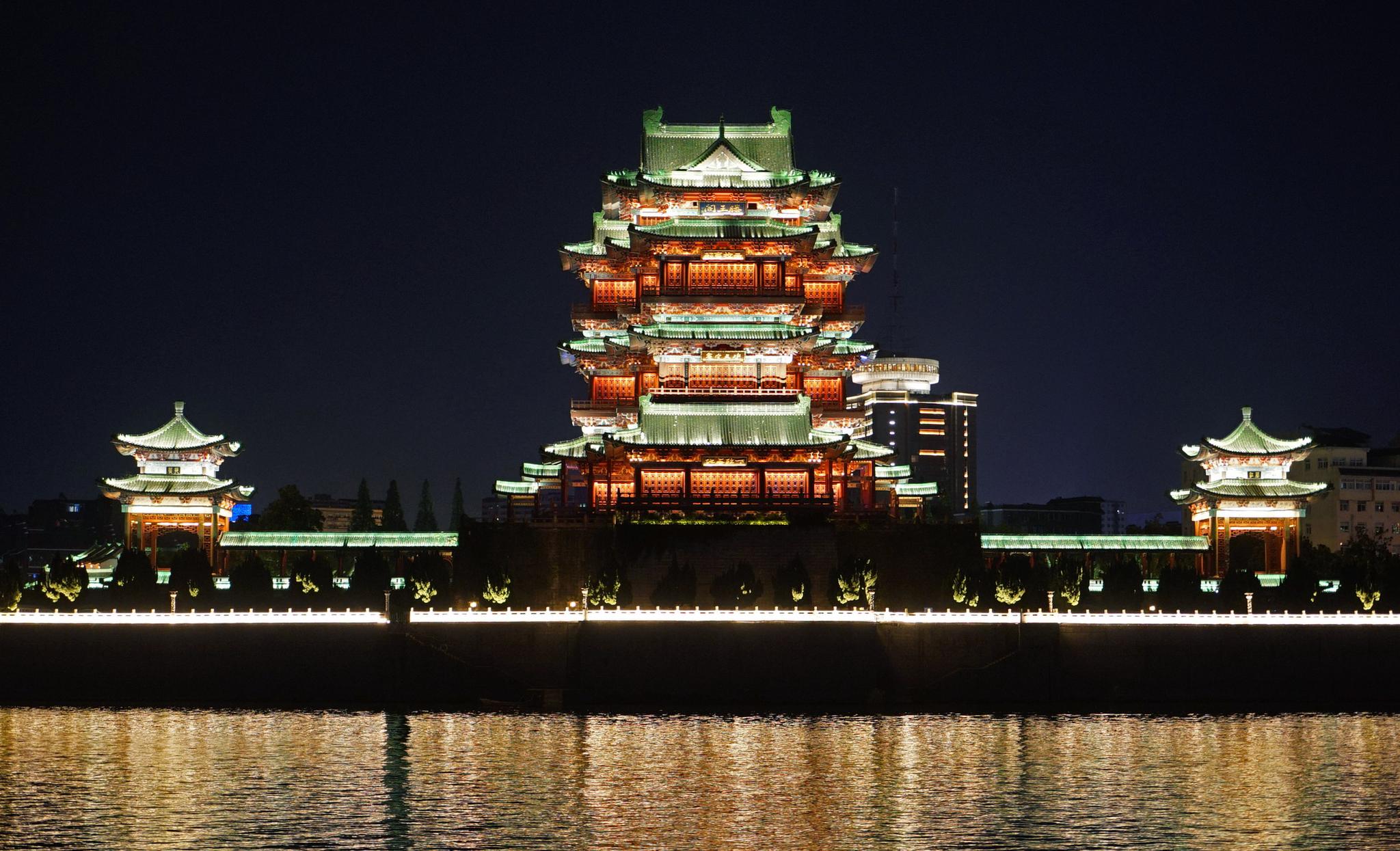 在江西南昌,游客在游轮上欣赏夜景(8月6日摄).