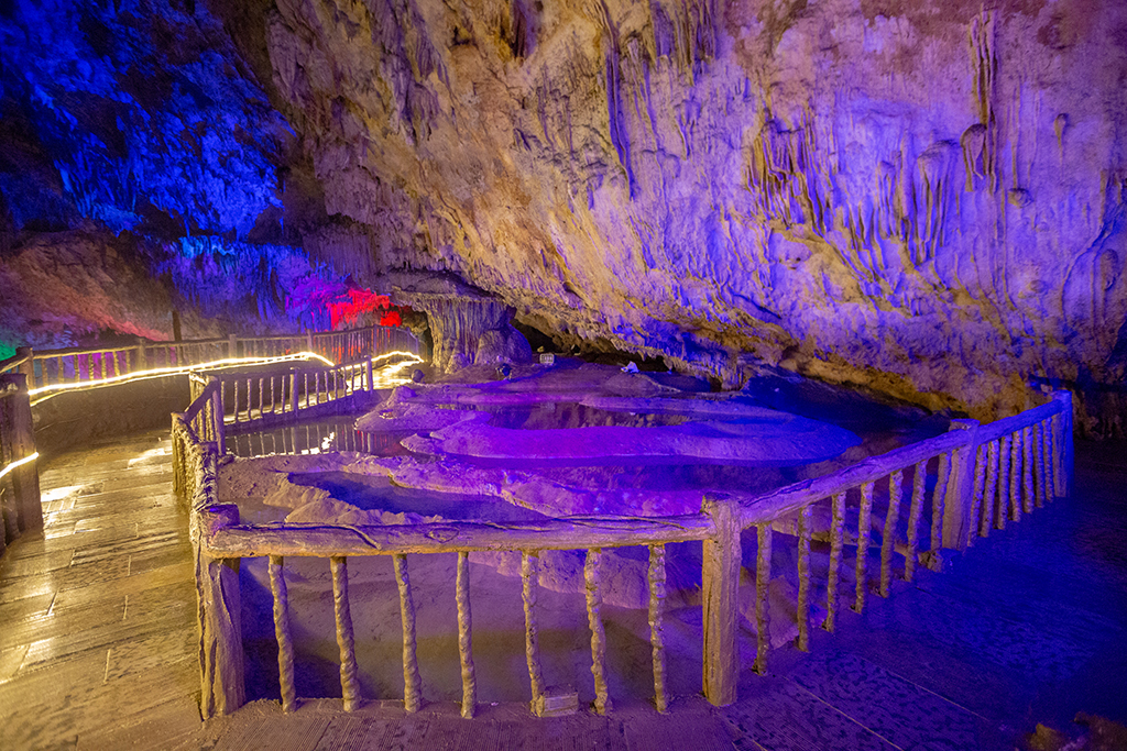 夏天玩起最舒服的溶洞,全长8000多米,誉称"地下仙宫",在广元