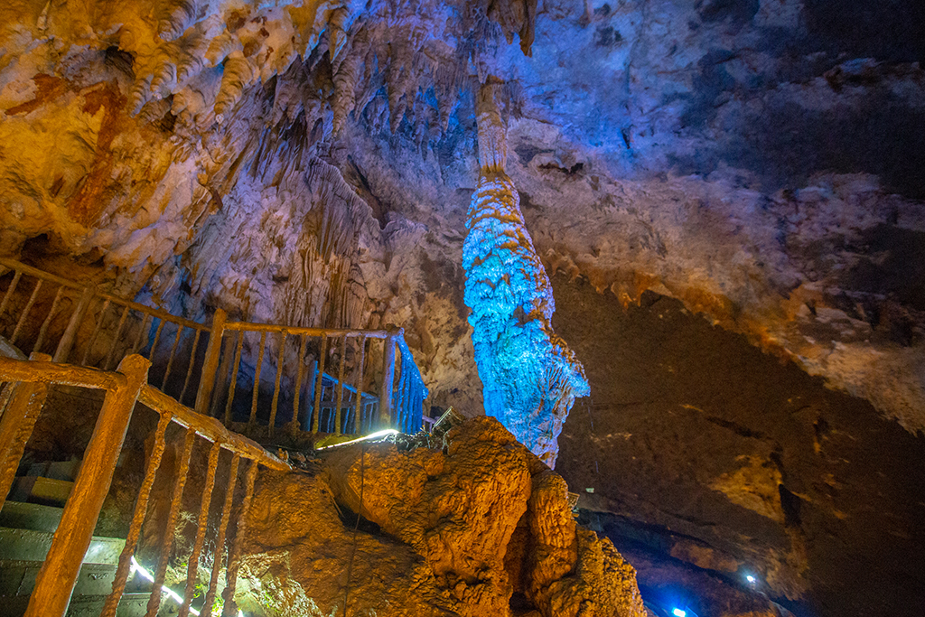 夏天玩起最舒服的溶洞,全长8000多米,誉称"地下仙宫",在广元