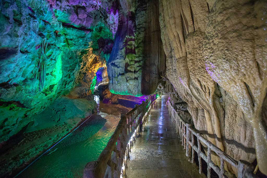 夏天玩起最舒服的溶洞,全长8000多米,誉称"地下仙宫",在广元