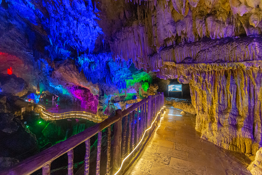 夏天玩起最舒服的溶洞,全长8000多米,誉称"地下仙宫",在广元