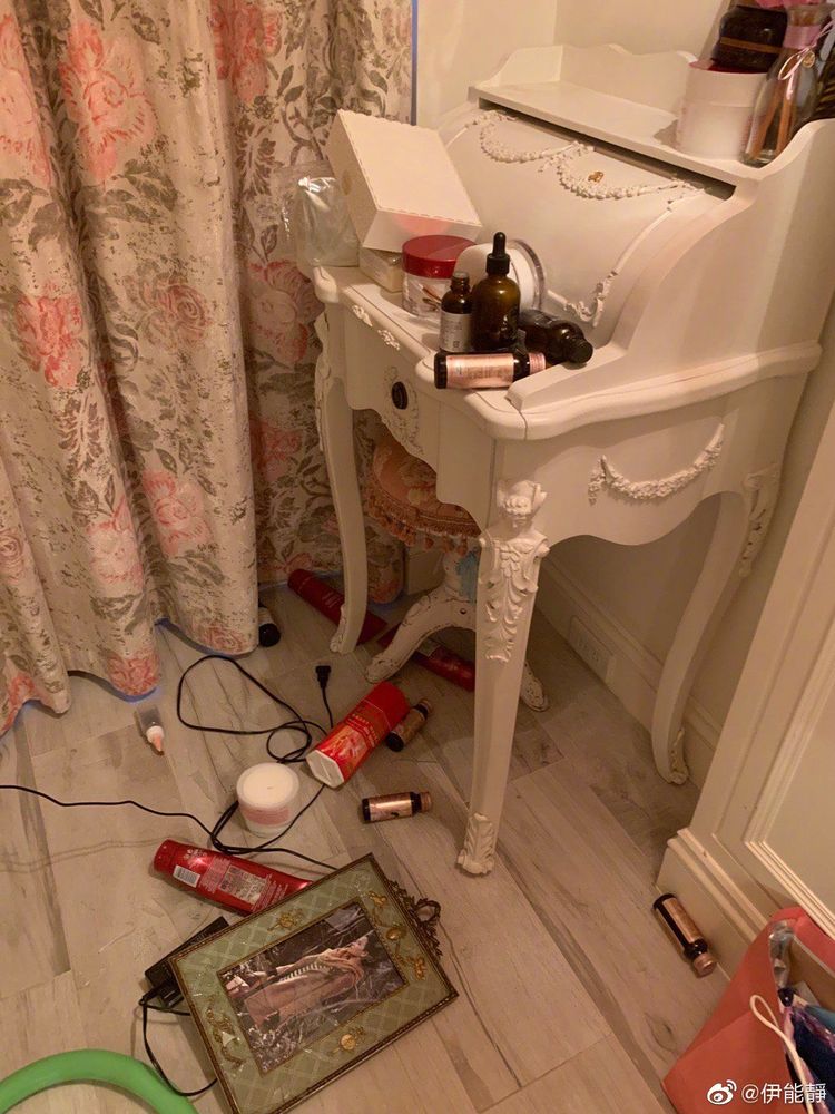 4级地震,伊能静抱小米粒拼命往出跑,家里被砸的一片狼藉