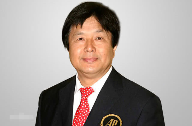 他是远近闻名的玩具大王,坐拥45辆豪车,成龙都找他借车!