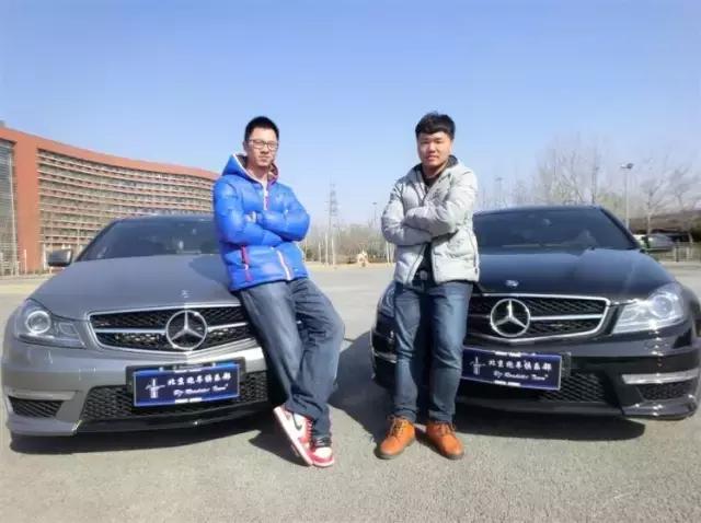 人车合照如何摆姿势?看完你就是车模-新浪汽车