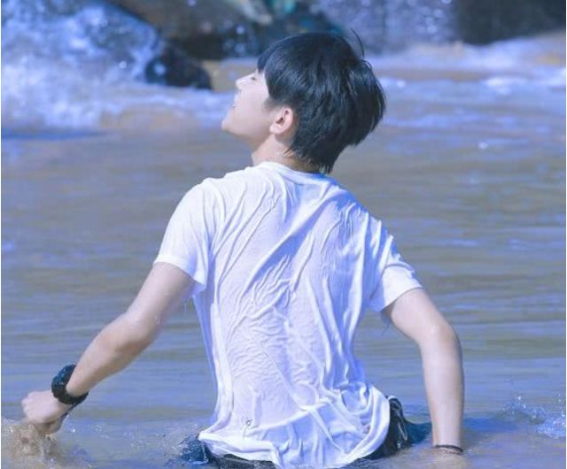 在tfboys刚刚出道的时候,易烊千玺可以算得上是一个并没有多少存在感