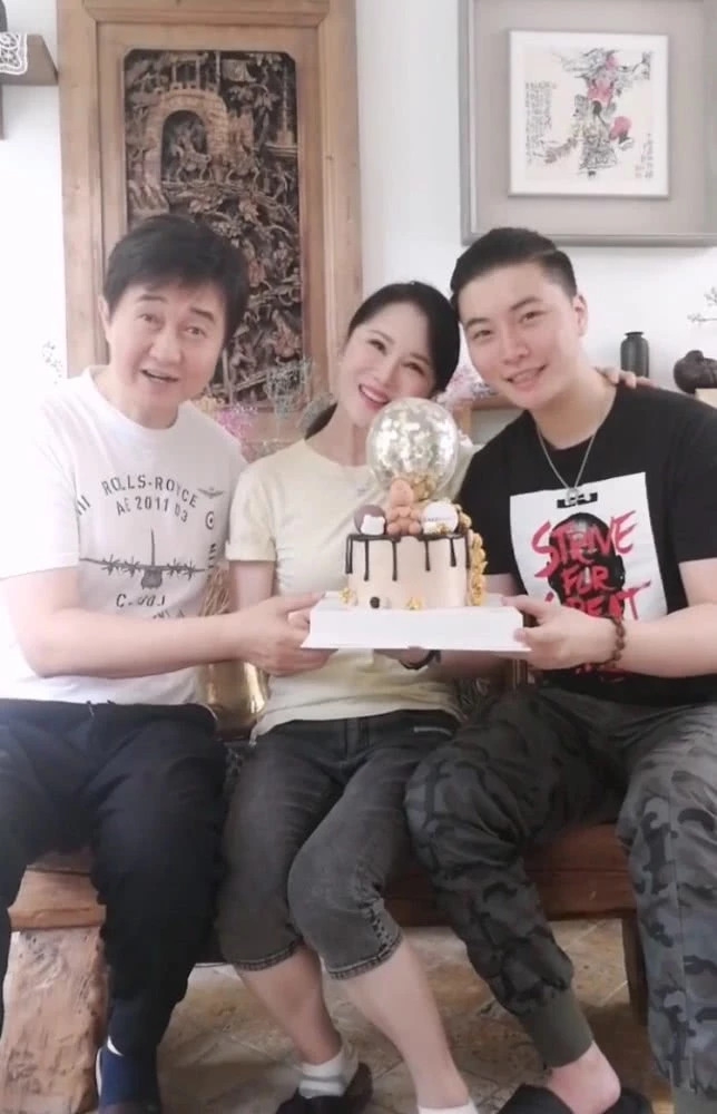 与儿子同框似兄妹,付公付笛声已发福|任静|付笛生|儿子_新浪新闻