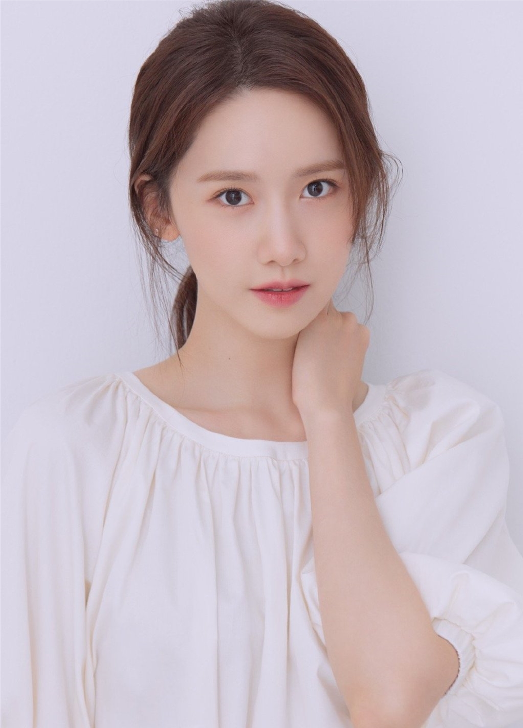 林允儿到底几岁啊镜头怼脸了皮肤还这么吹弹可破说18我都信