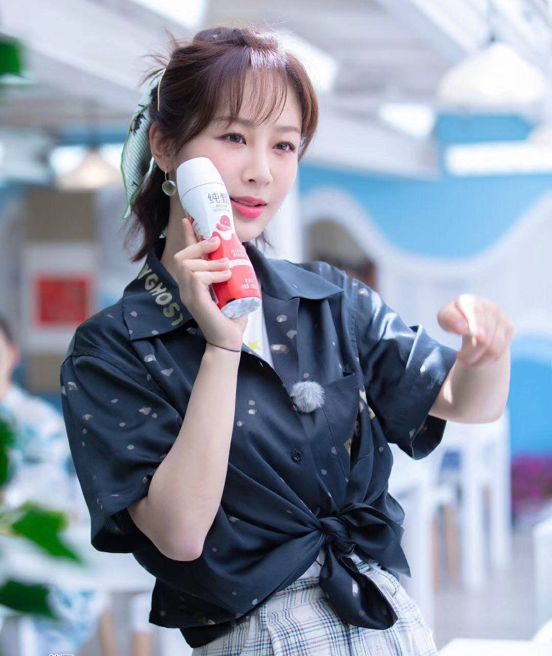 杨紫《中餐厅》又出新造型,衬衫搭配阔腿裤,丝巾绑马尾气质满分