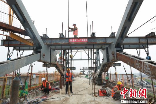 中国东极高铁特大桥连续梁合龙