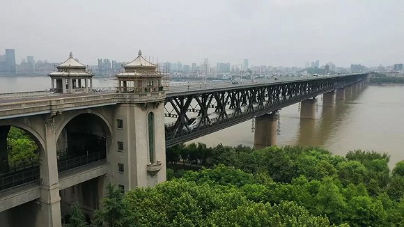 1957年10月15日,武汉长江大桥通车,京广铁路大动脉全线贯通.