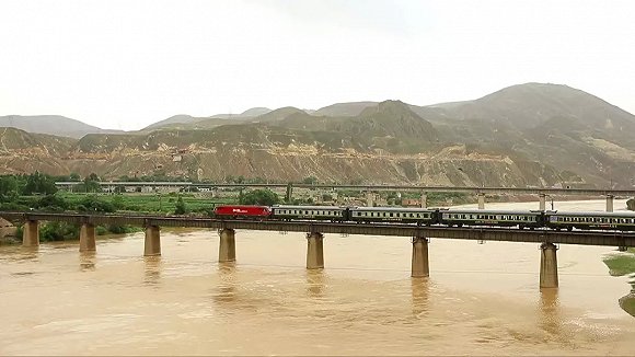 新中国在黄河上新建的第一座铁路大桥——兰新铁路河口黄河大桥正式