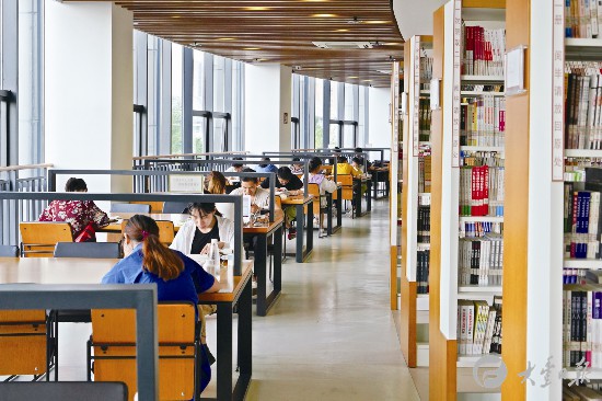暑假盐城大丰学子来到图书馆自习学习