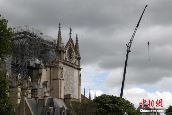 　当地时间2019年4月27日，维护人员为在大火中严重损毁的巴黎圣母院顶部加装防雨设施，并为圣母院外部一些比较脆弱的结构加装防护网等设施。中新社记者 李洋 摄