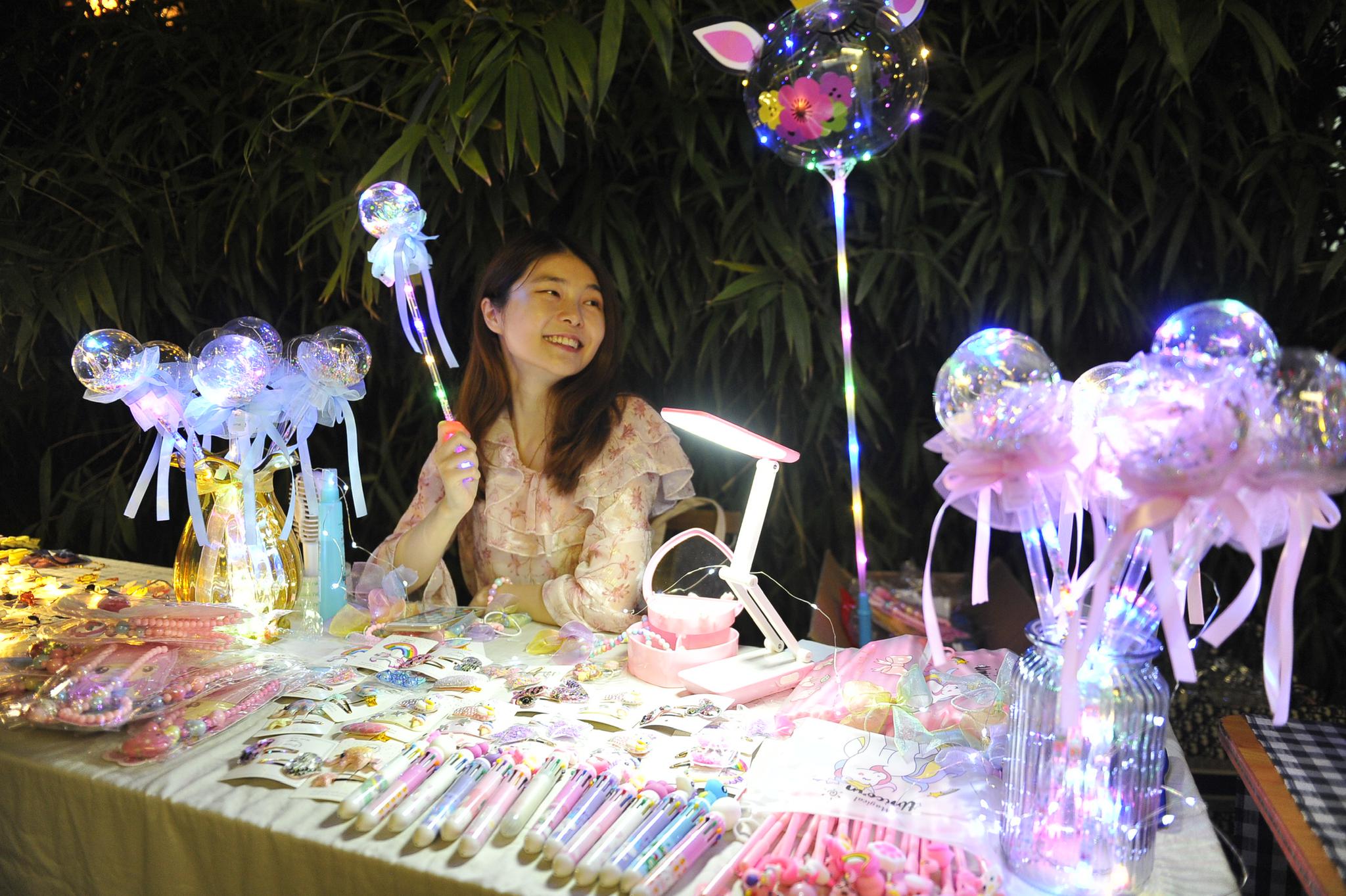 七夕节的百花洲小夜市,空气里都是爱的味道