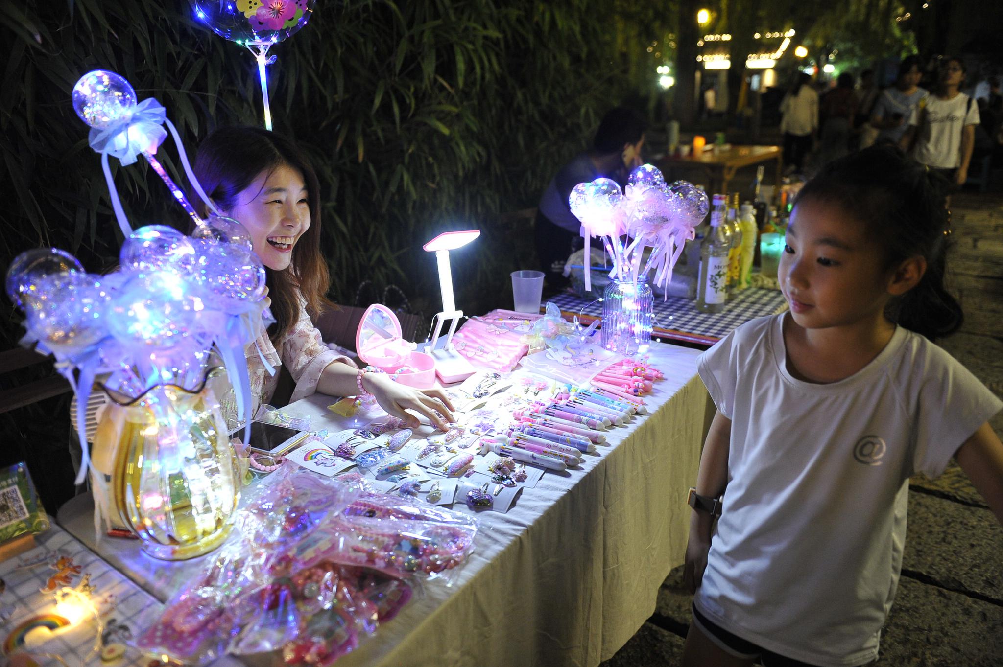 七夕节的百花洲小夜市,空气里都是爱的味道