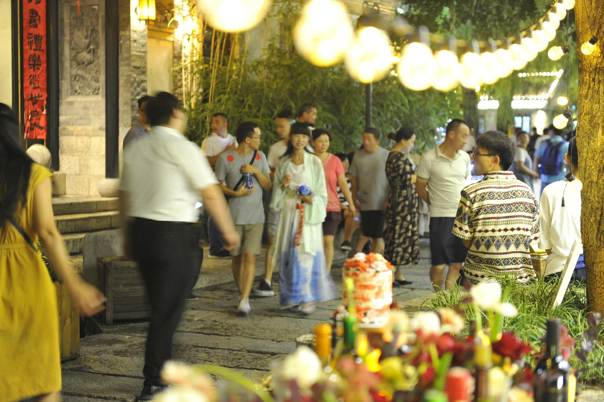 七夕节的百花洲小夜市,空气里都是爱的味道