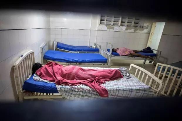 医疗危机:委内瑞拉精神病院粪便满地蟑螂横行,不啻人间地狱