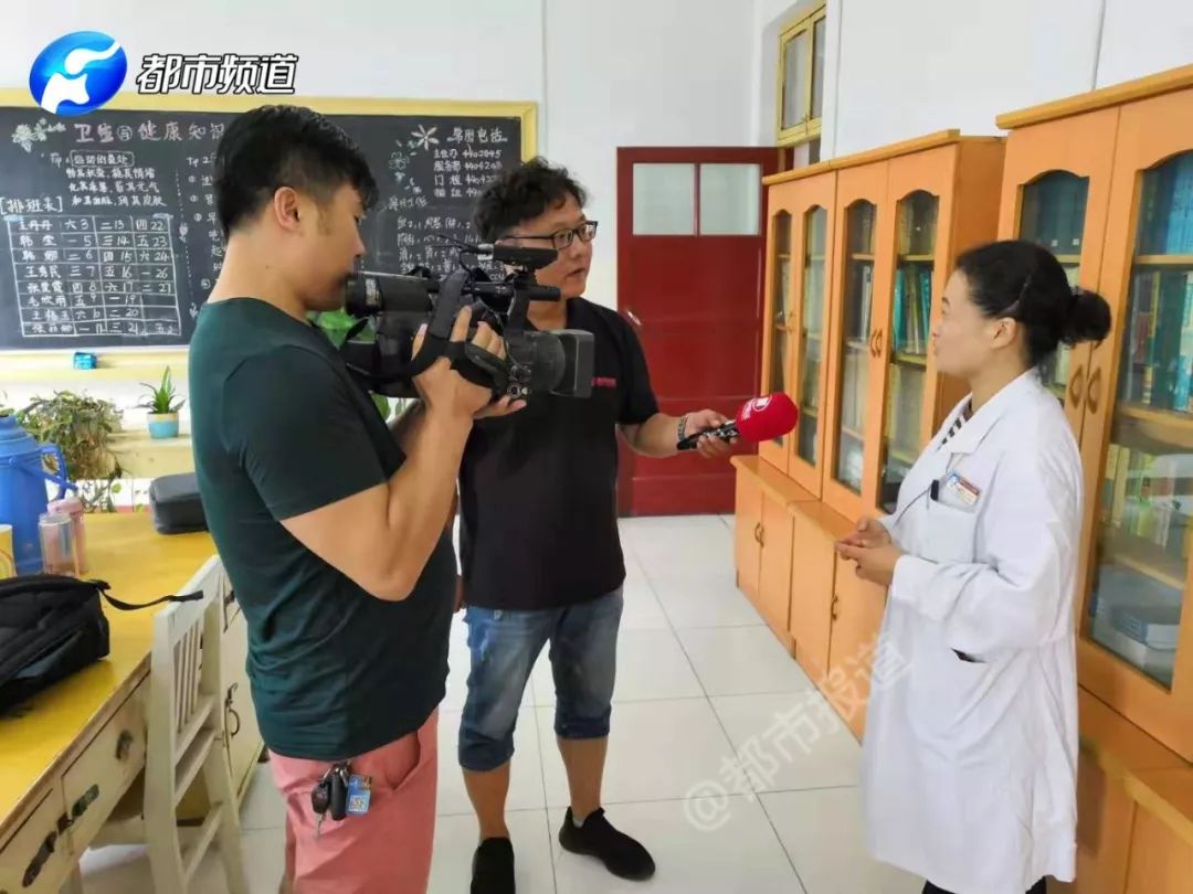 都市记者采访救人者张丽娜。