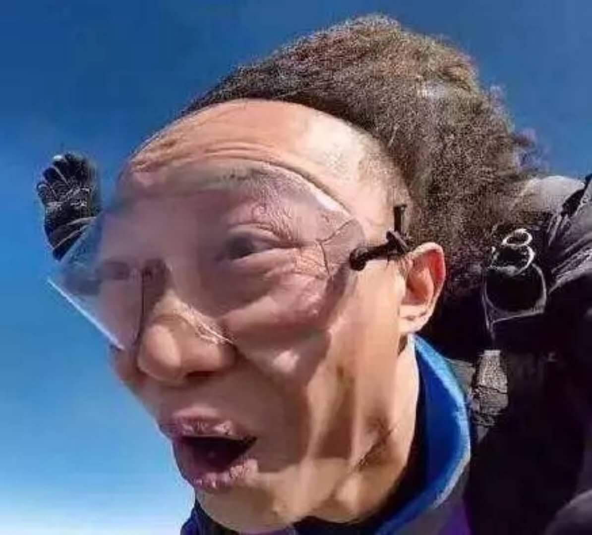 陈奕迅近照古铜肤色变运动型男后退发际线瞬间显老