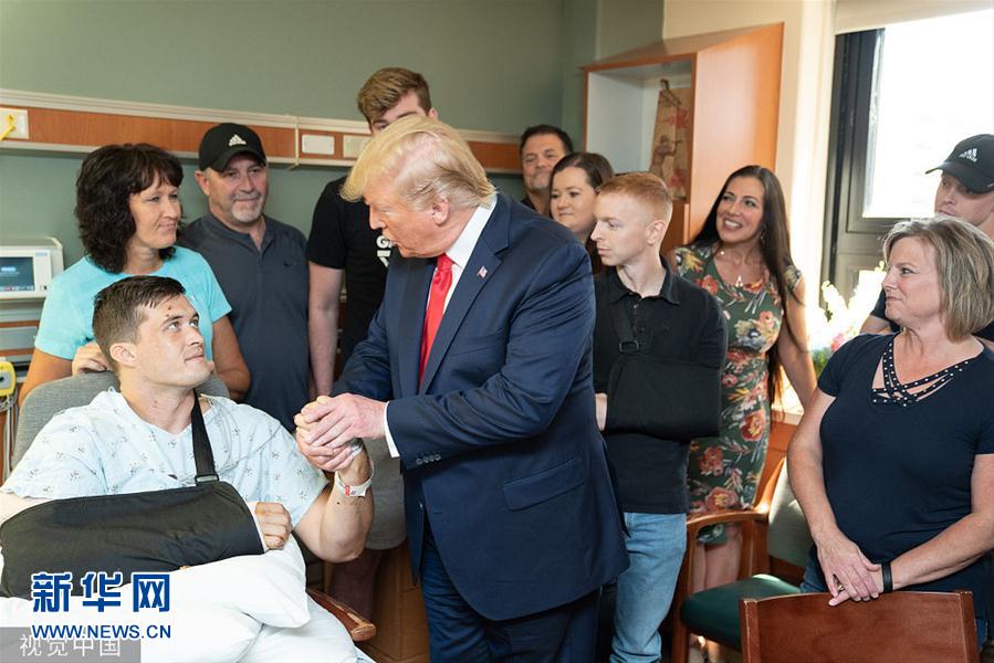 当地时间8月7日，美国俄亥俄州代顿市，美国总统特朗普和第一夫人梅拉尼娅在当地医院看望枪击案幸存者及其家属，并会见医院工作人员。（图片来源：视觉中国）