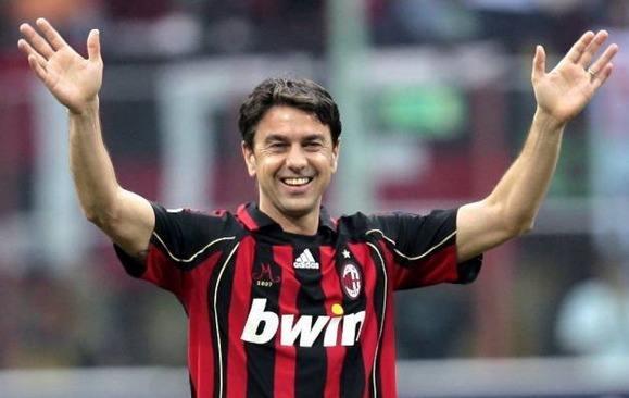 他曾在球员生涯中,两次退役没有成功,41岁时获得了欧冠冠军