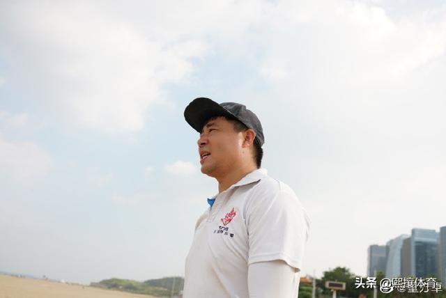 不仅创办了足球俱乐部,董方卓还是厦门市教工体育协会技术顾问,事业也