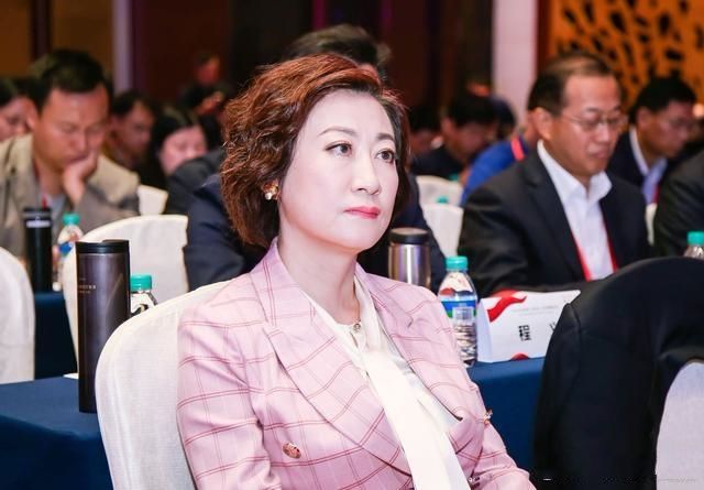 涂磊不雅事件还未完著名央视主持人看不下去了发长文驳斥一番