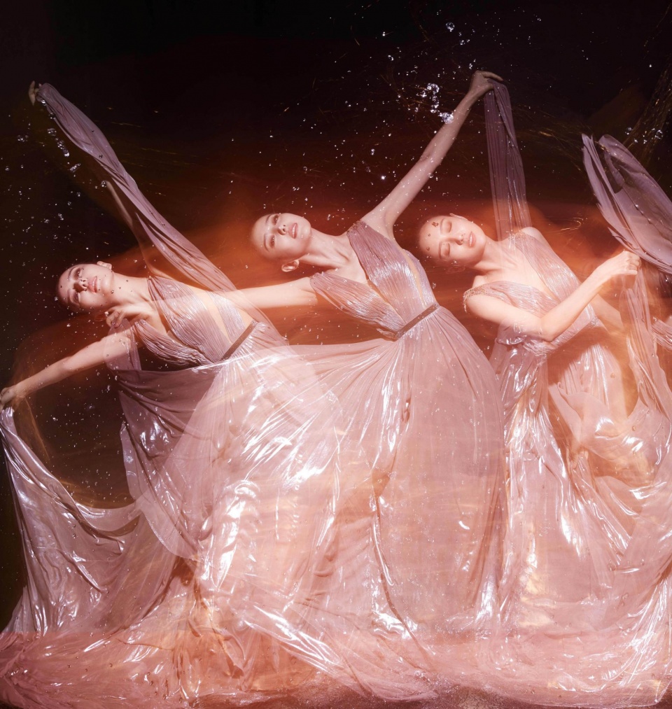 从佟丽娅发出的照片里来看,她穿着一条飘逸的长裙,赤脚站在水中,四肢