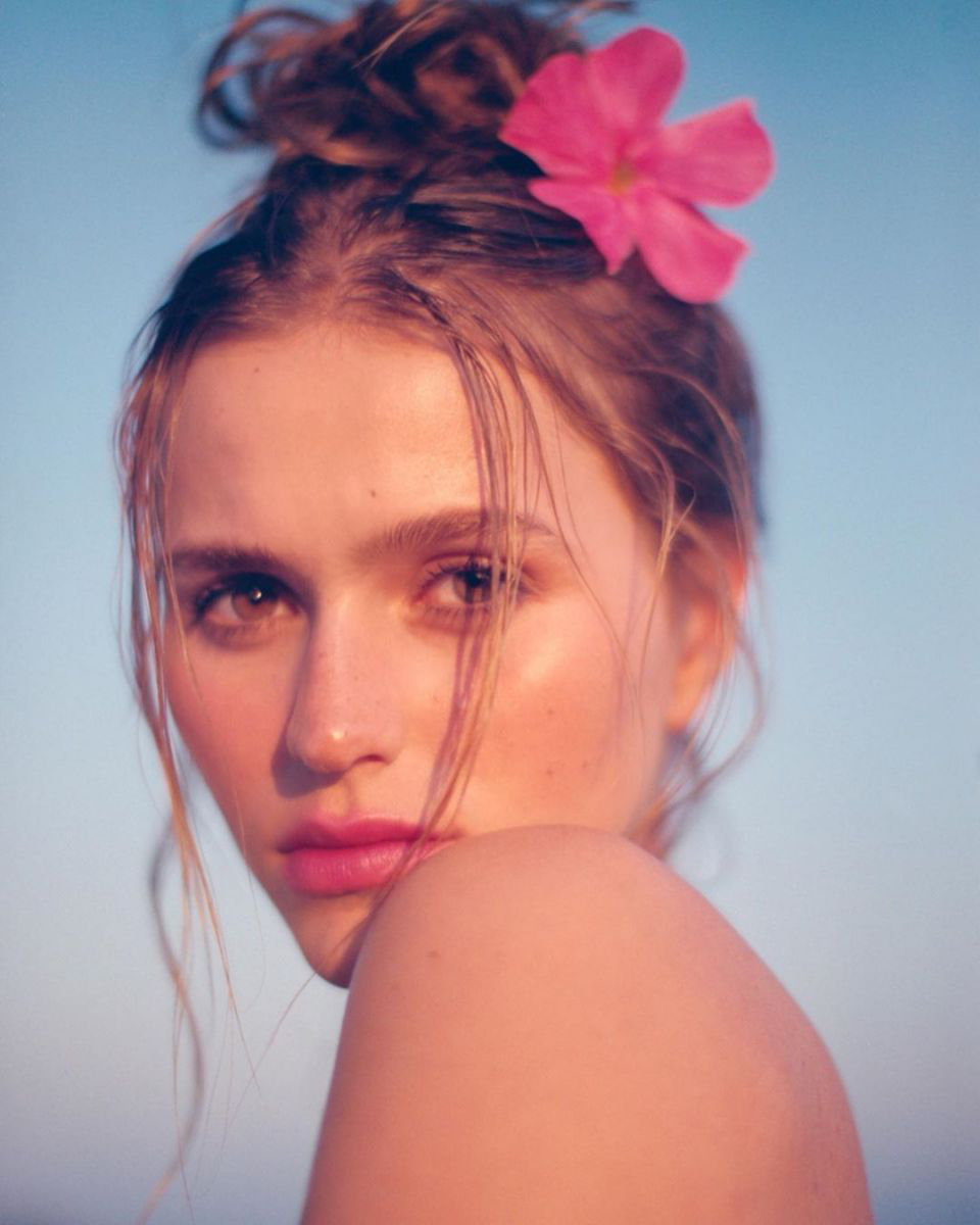 楚楚动人!雄鹿老板女儿更新 ins 晒出近期美照