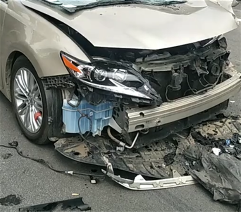 雷克萨斯es200出事故,车头撞毁,半个车顶削平
