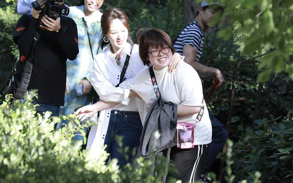 杨紫工作间隙"调戏"胖助理,捏对方脸蛋超调皮