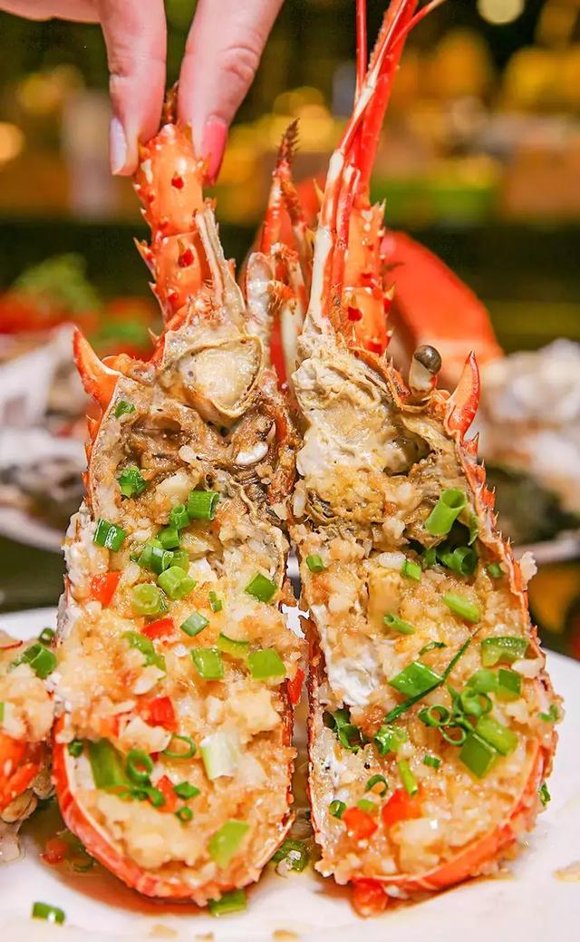 晚餐专属福利就是大龙虾啦!刚坐下就有人帮你送上桌!