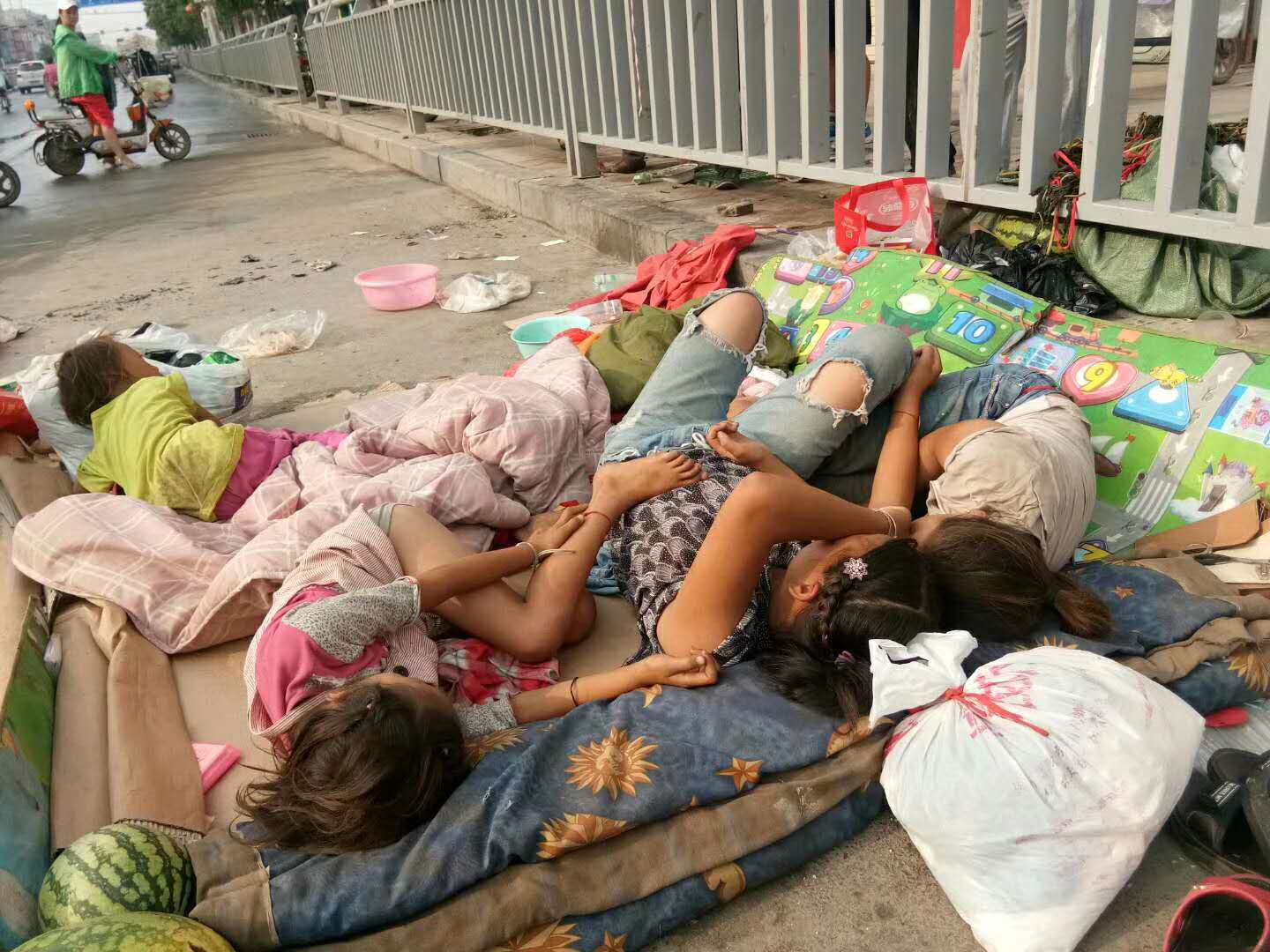 女子携4名孩子长期睡马路占车道 民政称已介入
