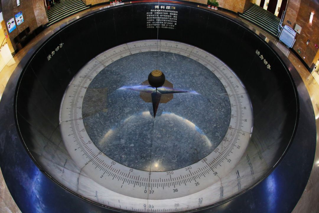 傅科摆在摆动过程中没有受到其他外力的影响,却产生了摆动方向的偏离