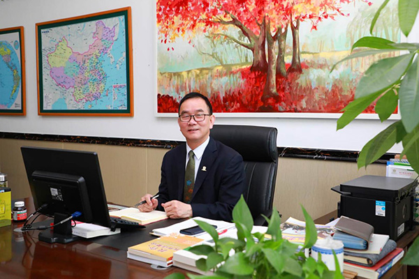 枫叶教育集团副总裁兼中方校监,上海枫叶国际学校校长陈林生表示:"