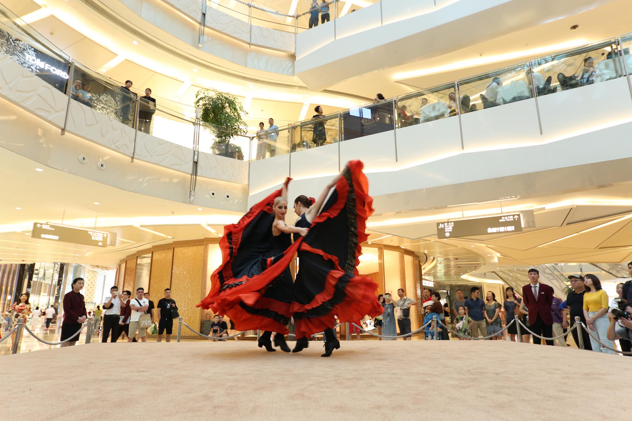 夏日鎏光艺术月 艺术家商场内上演深戈艳丽狂想曲|表演艺术家_新浪
