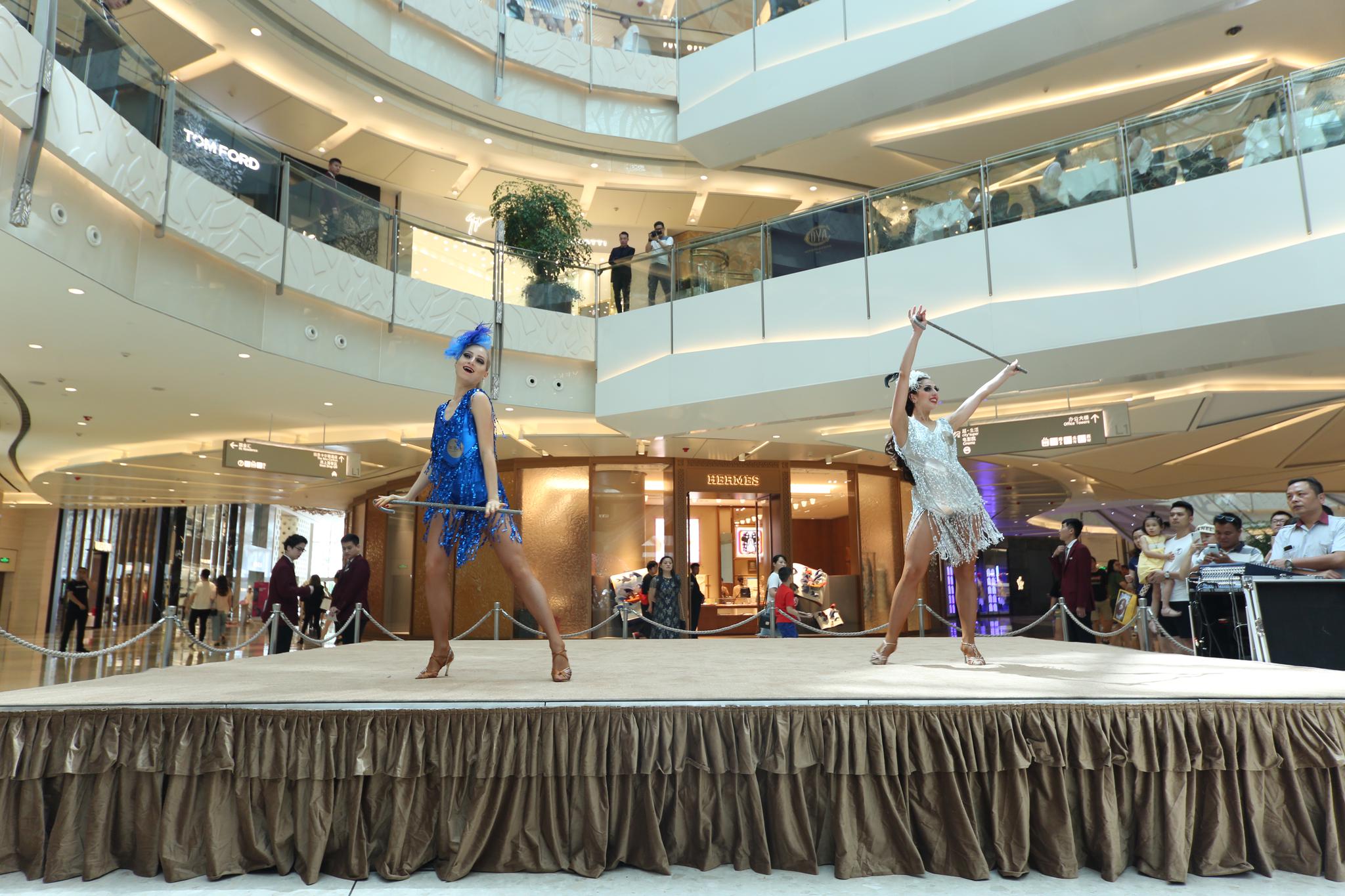 夏日鎏光艺术月 艺术家商场内上演深戈艳丽狂想曲|表演艺术家_新浪