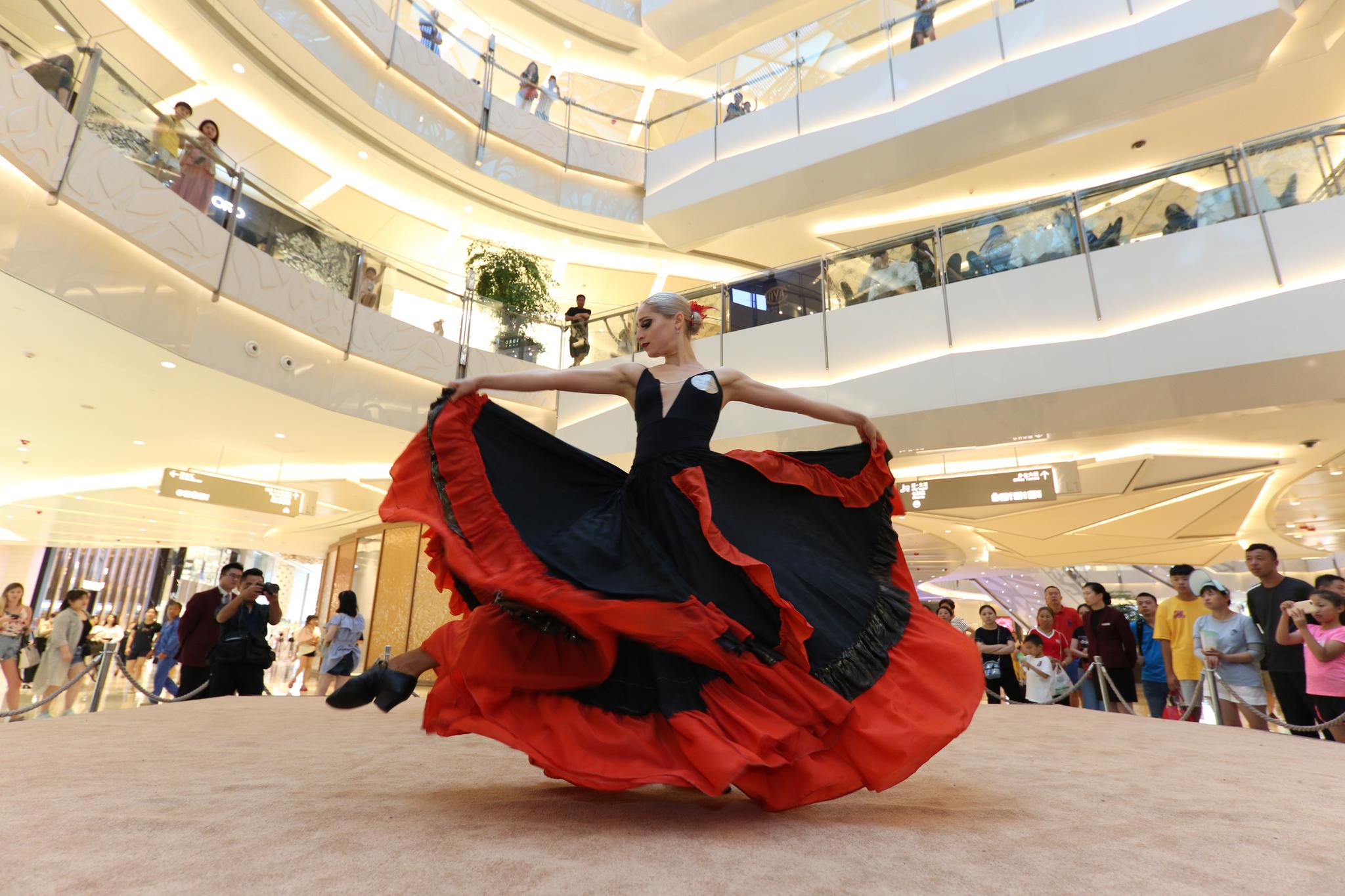 夏日鎏光艺术月 艺术家商场内上演深戈艳丽狂想曲|表演艺术家_新浪