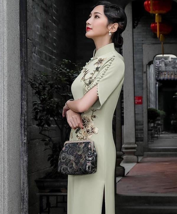 奔三后的女人正适合穿旗袍注意这四个穿搭细节提升气质