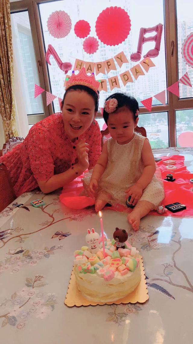 所以丁俊晖是错过了自己女儿的生日,不过他的妻子张元元也是为女儿