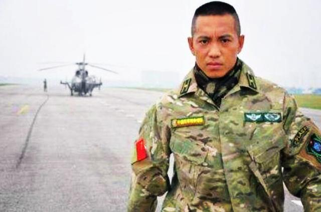 男兵哪有这样的而主演小庄的发型就更纯粹了,大多数时候都是锅盖头的