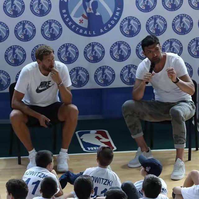 诺维茨基现身垫脚王训练营莱昂纳德称永远不会原谅帕楚里亚