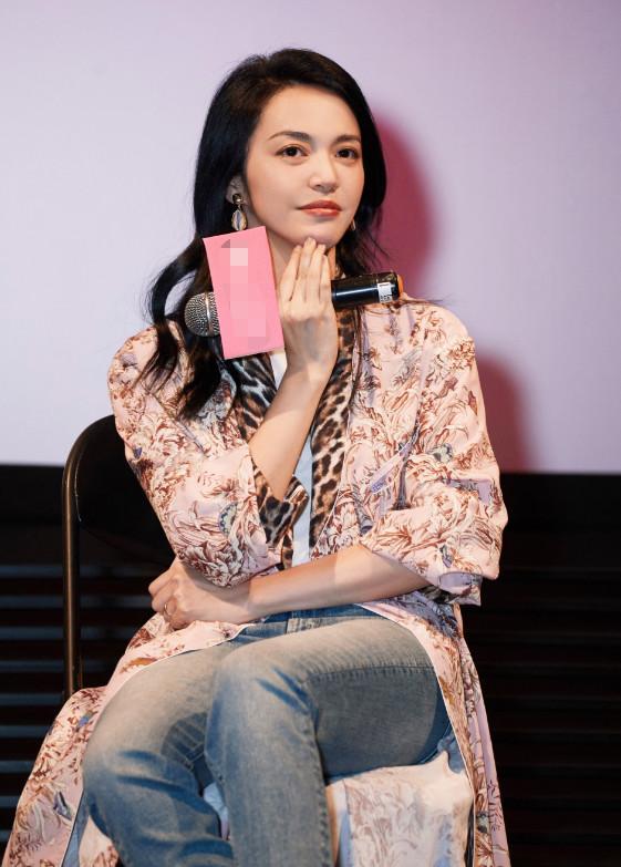 有种坐姿叫姚晨的"蝴蝶坐",看到她脚放的位置,是我学不来的