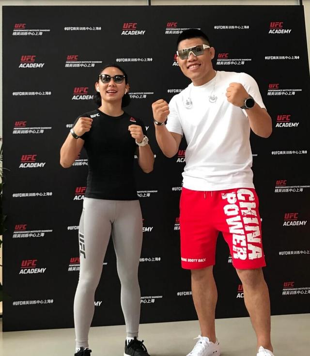 硬气功大师当众出丑引李景亮发笑,网友:不知谁给换成了真石头