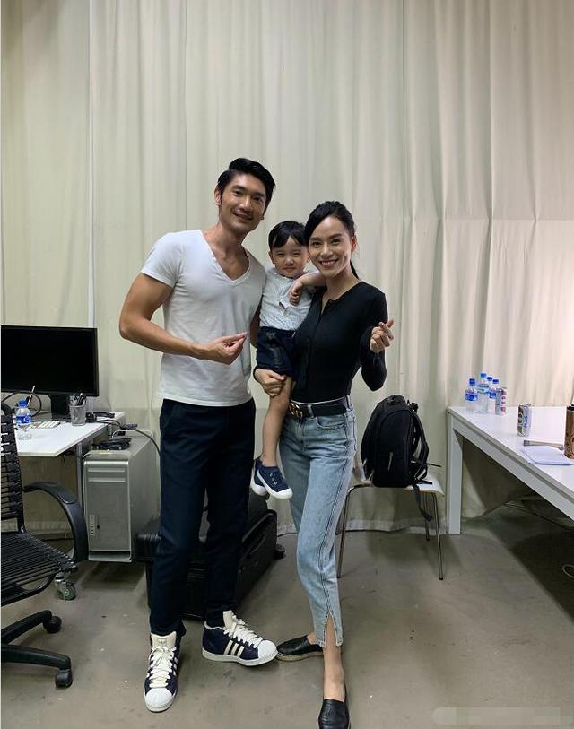 高以翔二哥晒全家合影一家都是帅哥基因强大画风和睦太有爱