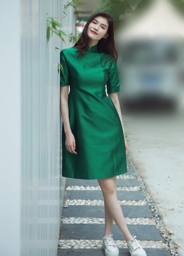 超模就是不一样,何穗穿改良式旗袍搭配小白鞋