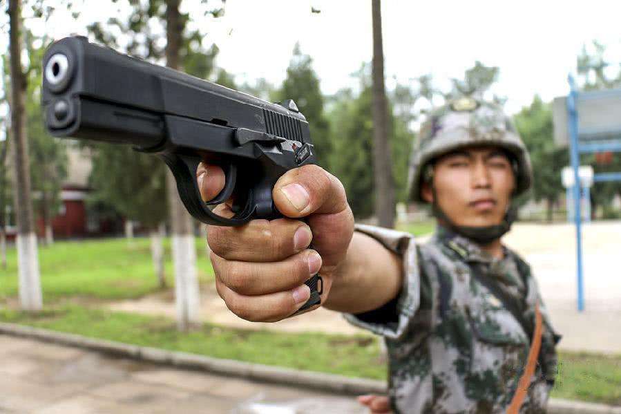 中国54式手枪最远能打1630米顶多烫到对手连皮肤都无法穿透
