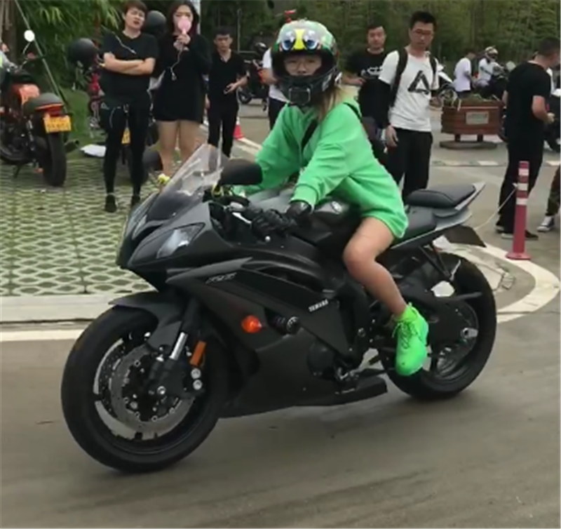 18万雅马哈r6现街头,排量599cc,车主是女骑士,穿着一身绿吸睛