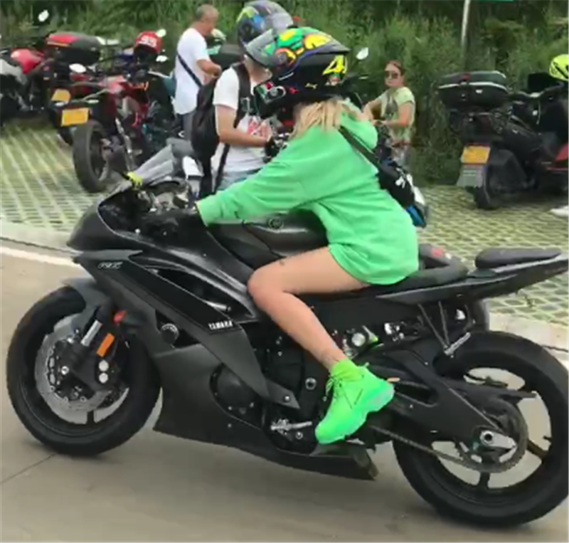 18万雅马哈r6现街头,排量599cc,车主是女骑士,穿着一身绿吸睛